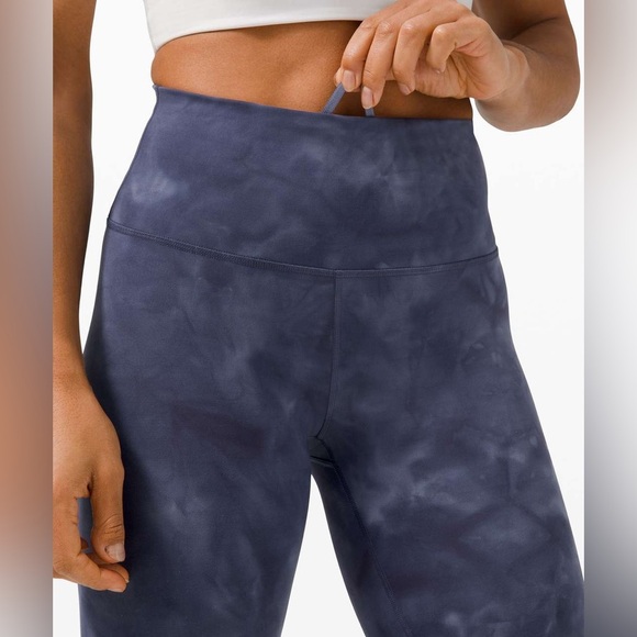 Lululemon Wunder Train High-Rise Short 8" in Diamond Dye Shade Naval Blue Size 6 - Picture 3 of 9